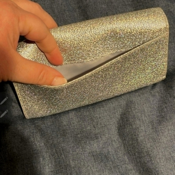 🍁🍂VERY RARE HTF (NWT) HENRI BENDEL HOLOGRAPHIC CARLYLE WALLET - Picture 3 of 4